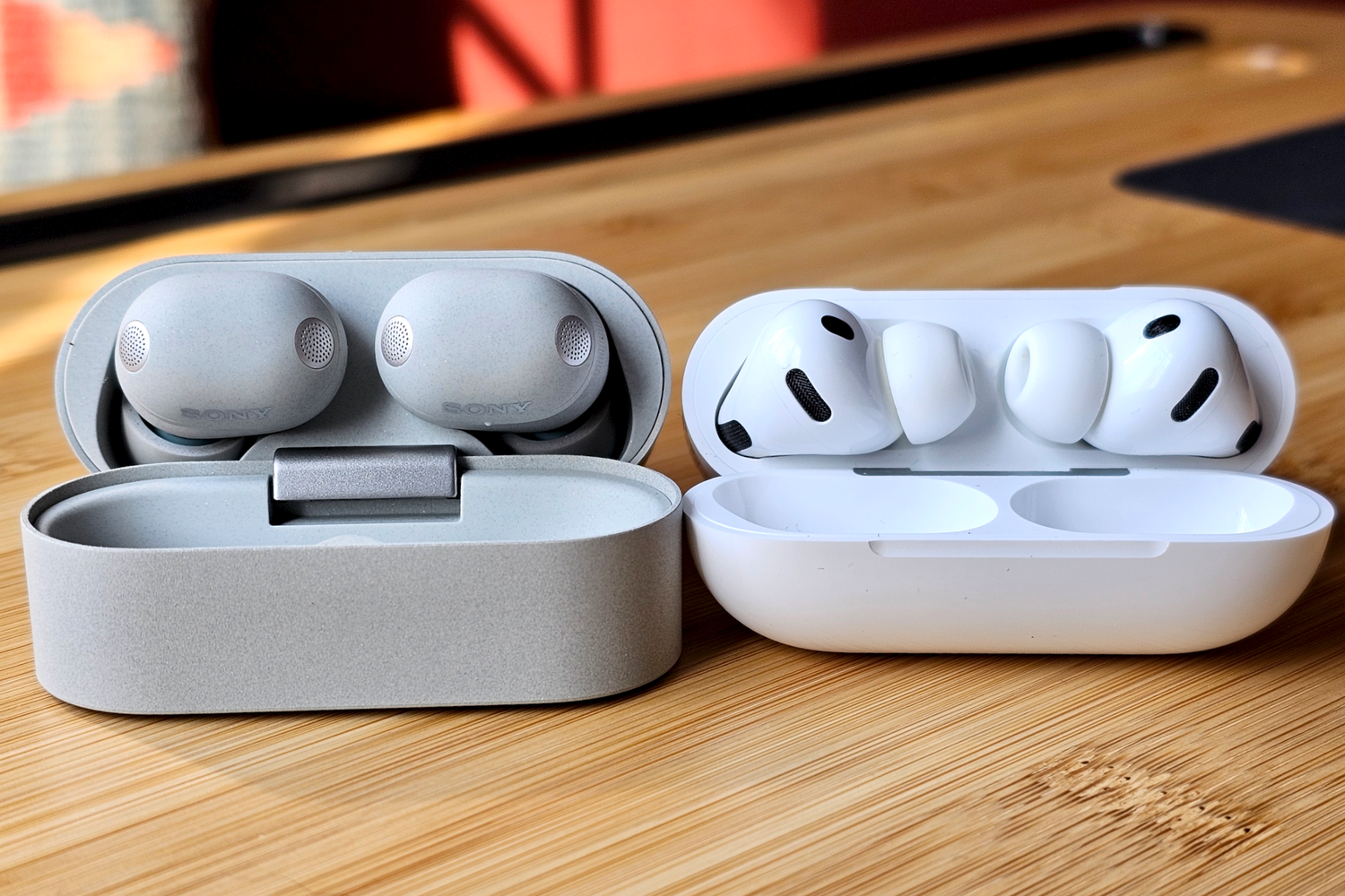 AirPods Pro 3 против Sony WF-1000XM6: Честное сравнение свежих флагманов